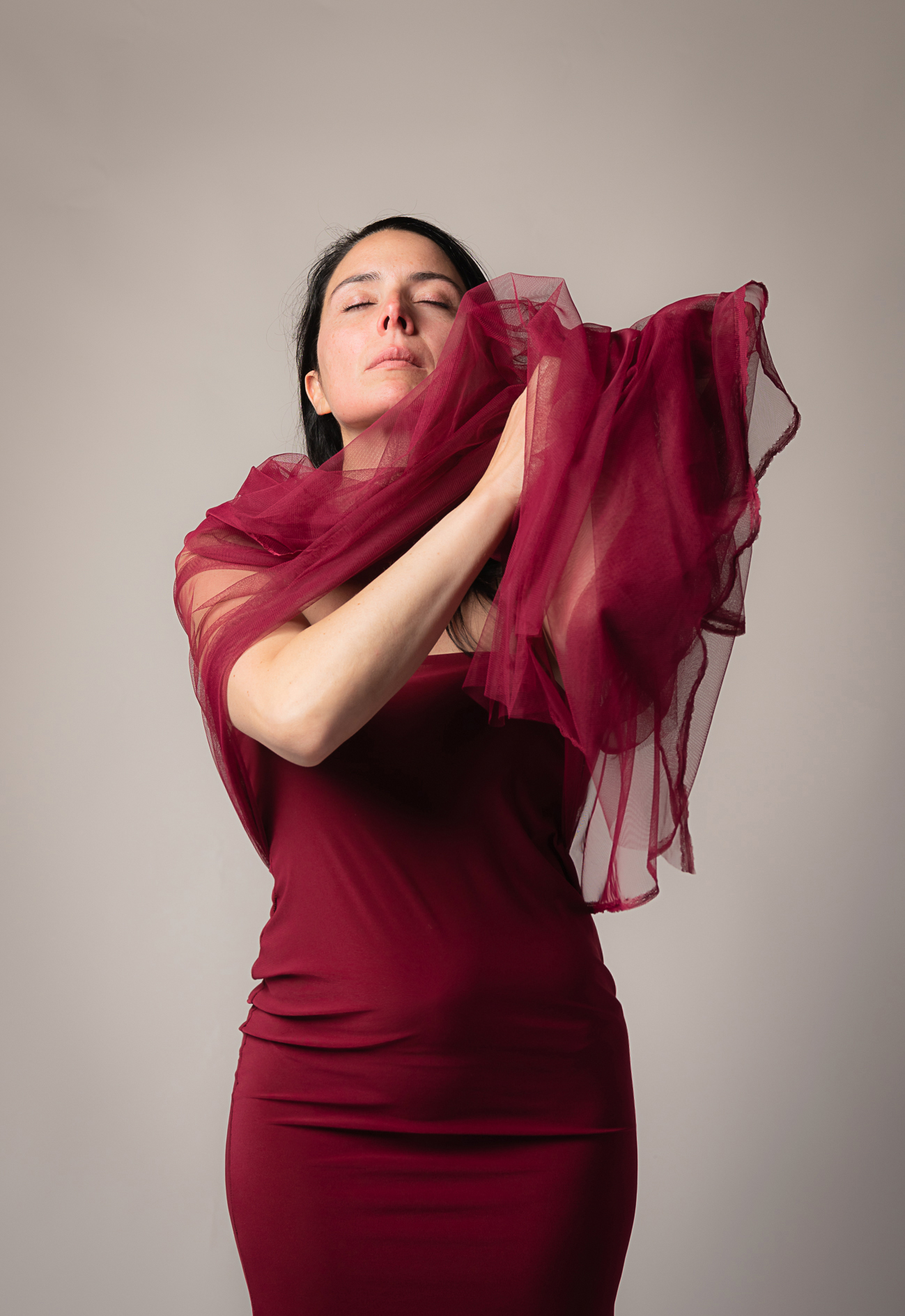 Ritratto di donna con velo di tulle rosso