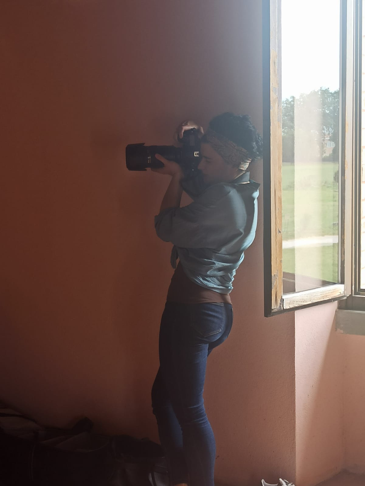 La fotografa al lavoro accanto alla finestra