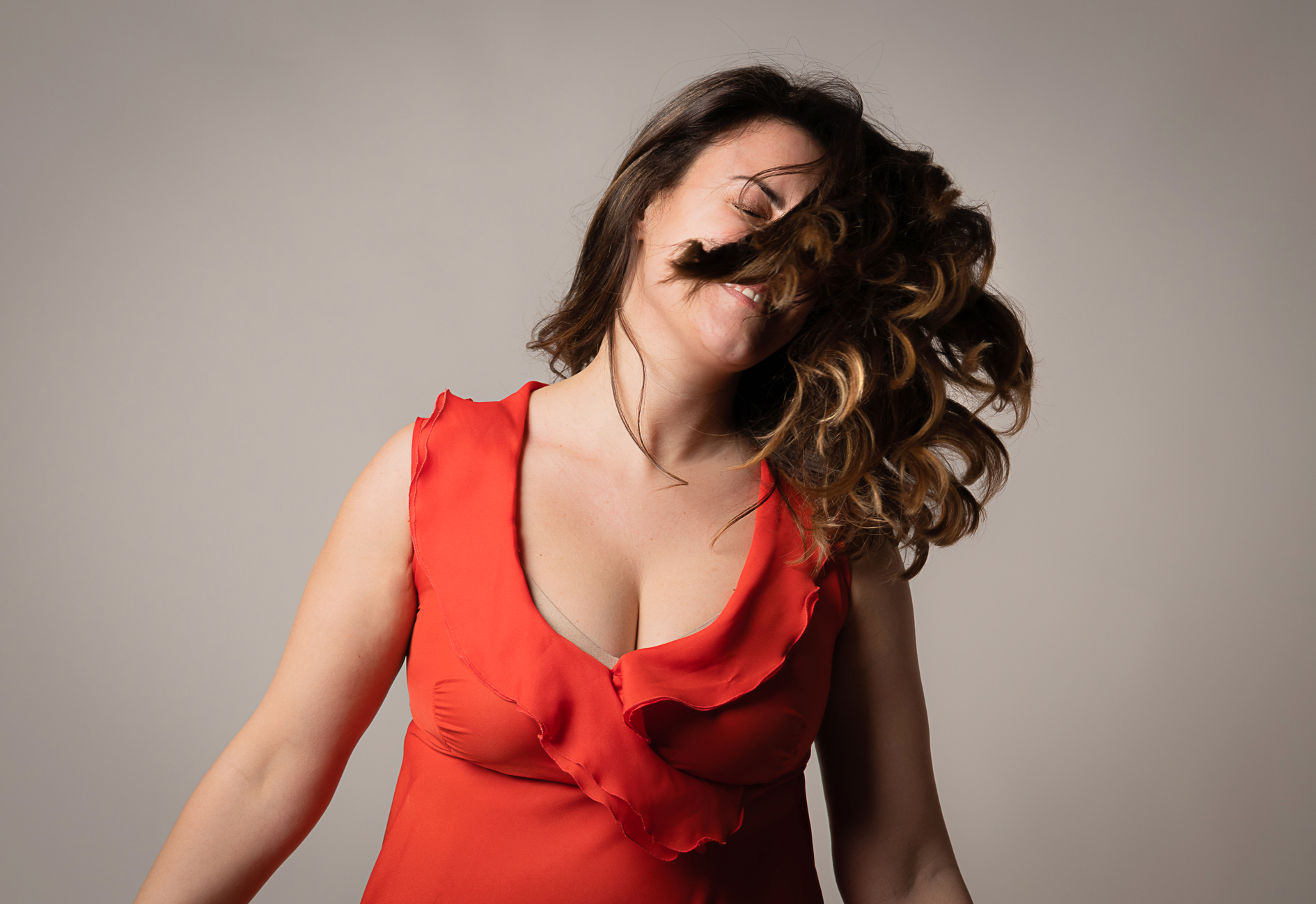 Ritratto in movimento, capelli in aria, abito rosso
